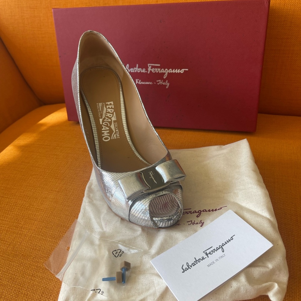 Silver SALVATORE FERRAGAMO peep toe  HEELS - Picture 3 of 10